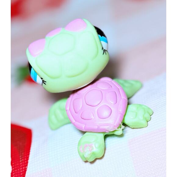 Authentic LPS Littlest Pet Shop #1910 Green Pink Sea Turtle Blue Eyes & Baby - Picture 9 of 11